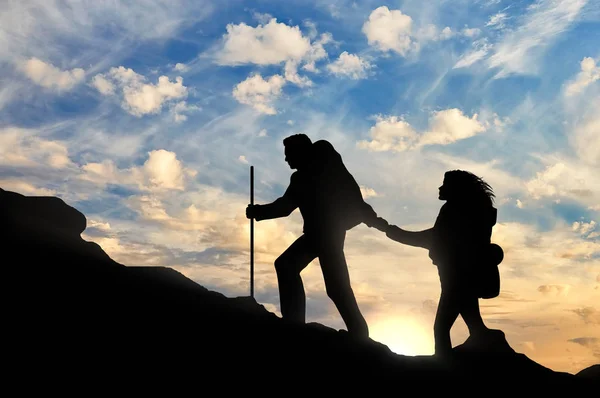 Альпинист протягивает руку помощи своему партнеру — стоковое фото