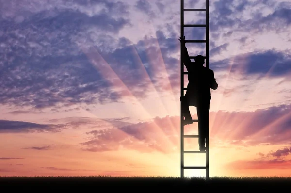 El hombre sube las escaleras al cielo — Foto de Stock