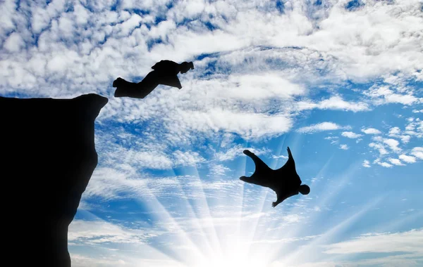 Gli uomini in cause per un salto di tuta alare con montagne contro cielo — Foto Stock