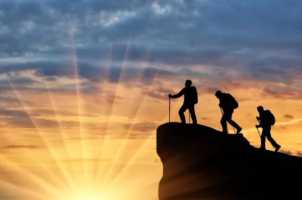 Silhouette climbers ascending to top of mountain — Stock Photo, Image
