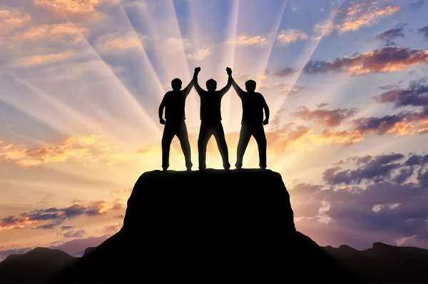 Sylwetka szczęśliwy trzy wspinaczy na szczycie góry — Zdjęcie stockowe