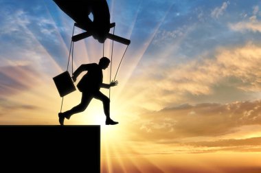 Adam kukla uçuruma çalışır