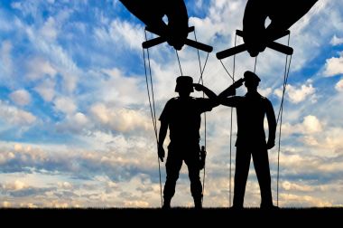 Askerler-kukla selamlıyor