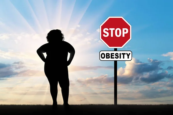 Толстая женщина и признак остановки ожирения — стоковое фото