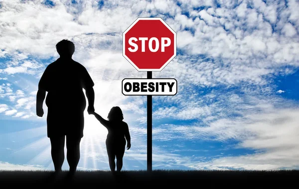 Padre gordo con un hijo y un signo de detener la obesidad —  Fotos de Stock