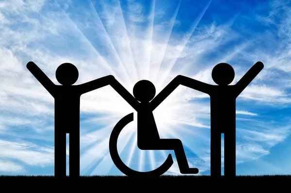 Счастливый инвалид в инвалидной коляске вместе со здоровыми людьми — стоковое фото