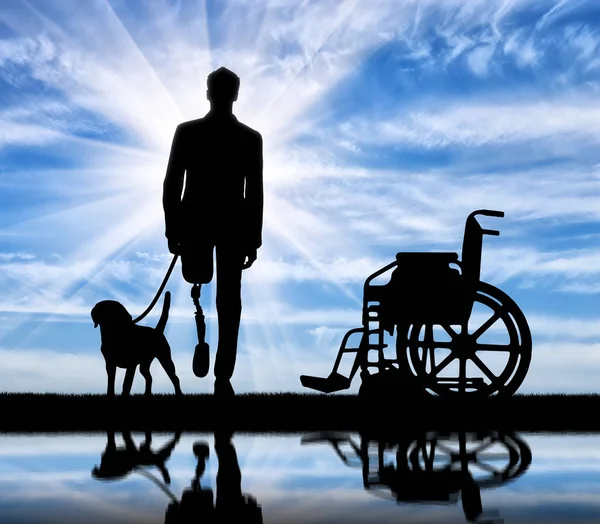Инвалид с протезной ногой — стоковое фото