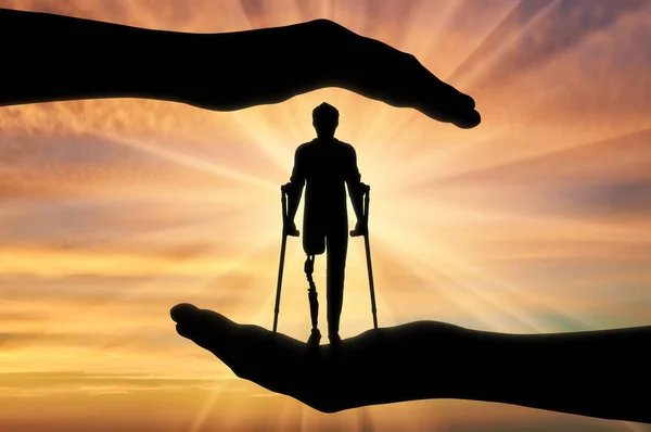 援助と義足で障害者用ケアのコンセプト — ストック写真