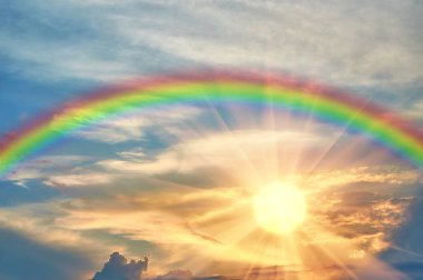 Günbatımı güzel gökyüzüne gökkuşağı