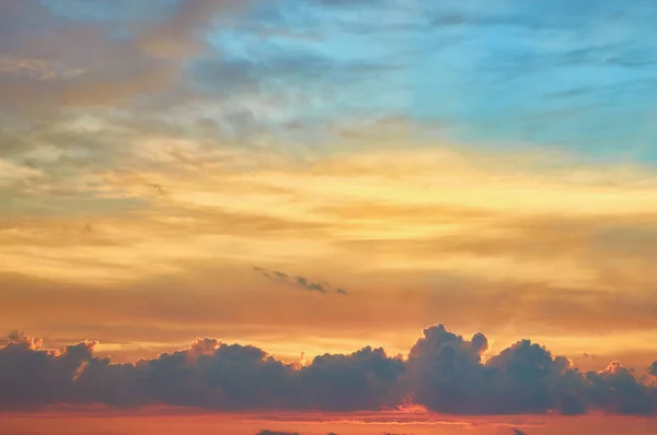 Облака вечернее небо на закате — стоковое фото