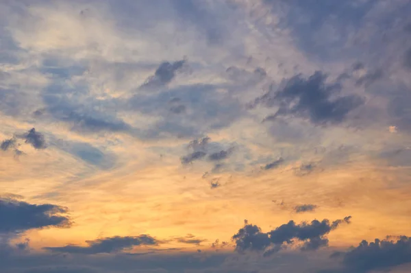 Felhő az esti égen naplementekor — Stock Fotó