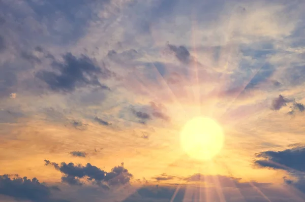 Wolk de avondlucht bij zonsondergang — Stockfoto