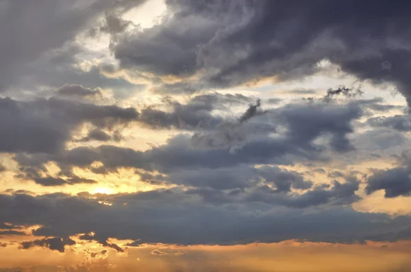 Mrak večerní obloha při západu slunce — Stock fotografie
