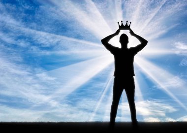 Kendi tacını kaynaştıran bir bencil ve kendini beğenmiş adam silüeti