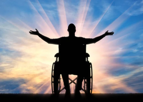 Feliz hombre discapacitado en una silla de ruedas con los brazos levantados —  Fotos de Stock