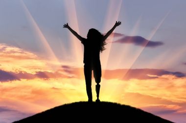 Protez bacağı olan insanların yaşam kavramı yol