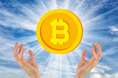 Eller yukarıda gökyüzü karşı Bitcoin