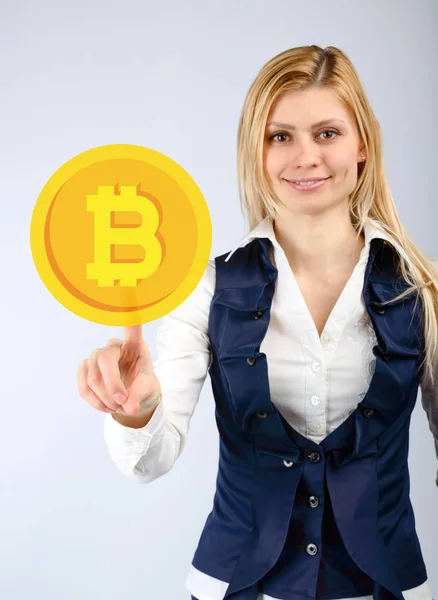 Žena stiskne bitcoin ikonu s prstem — Stock fotografie