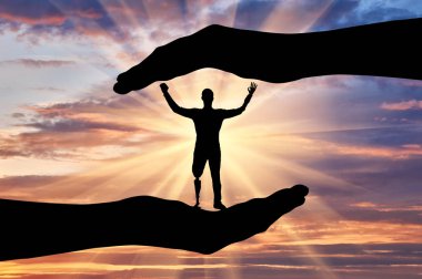 Protez el ve ayaklarda ellerde yardım ile mutlu Engelli adam