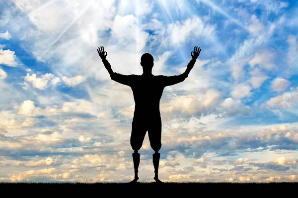 Happy silhouette d'un homme handicapé avec des mains et des pieds prothétiques — Photo