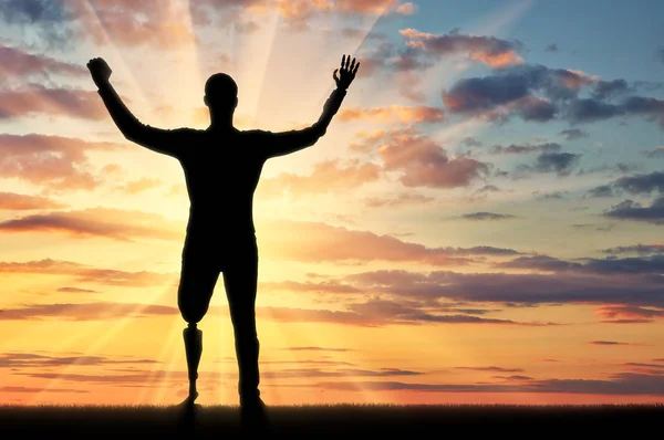 Glückliche Silhouette eines behinderten Mannes mit prothetischen Armen und Beinen — Stockfoto