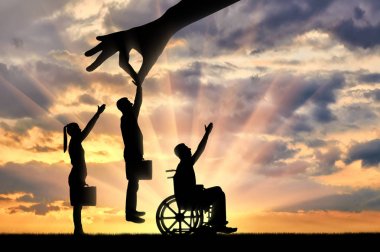 İnsanlar ve geçersiz bir tekerlekli sandalyede değil bir kalabalık sağlıklı bir işçi işverenin el seçer