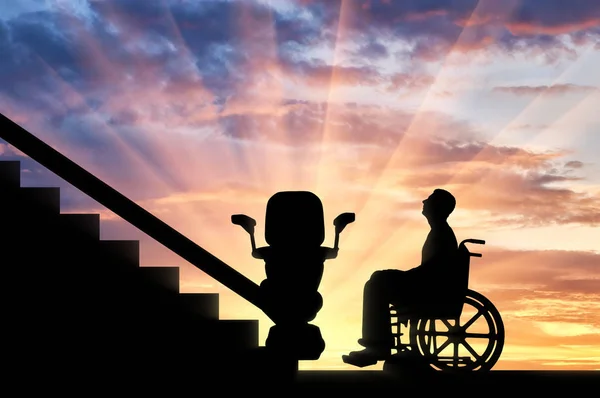 Funktionshindrade i rullstol avser att klättra hiss för funktionshindrade — Stockfoto
