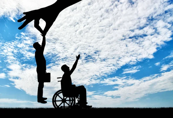 Mão do empregador escolhe um funcionário saudável, não uma pessoa com deficiência em uma cadeira de rodas — Fotografia de Stock