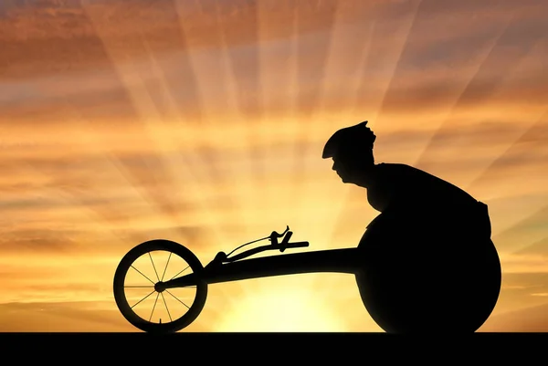 Silhouet van sportman uitgeschakeld in een rolstoel racen — Stockfoto