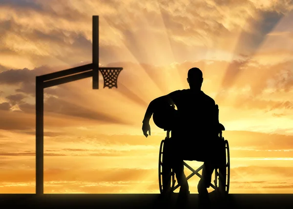 Silhueta de um jogador de basquete com deficiência em uma cadeira de rodas — Fotografia de Stock