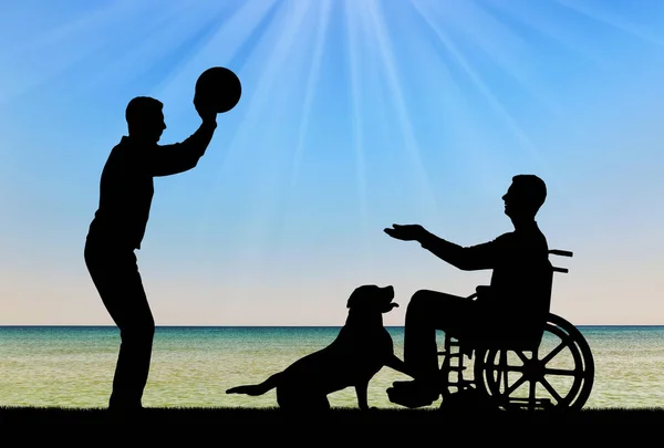 Sylwetka człowieka osób niepełnosprawnych na wózku inwalidzkim, grać w piłkę z przyjacielem — Zdjęcie stockowe