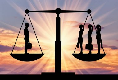 Bir adam ve adaletin terazisi üzerinde üç kadın silüeti