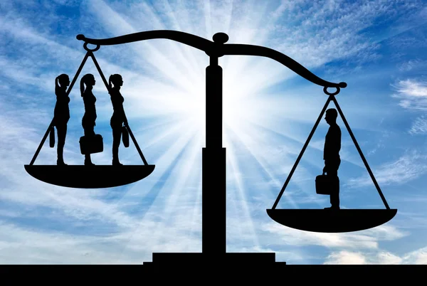 Una silueta de un hombre es más poderosa que tres mujeres en la balanza de la justicia — Foto de Stock