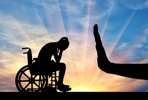 在轮椅和手势停止的哀伤的残疾妇女剪影 — 图库照片