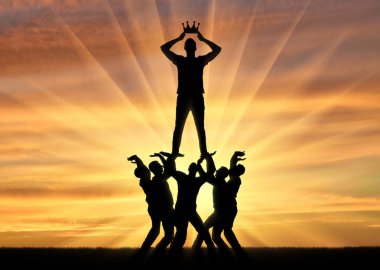 Bir taç, erkekler bir kalabalık üzerinde o duruyor giyinme bencil ve kendini beğenmiş bir adam silüeti