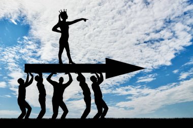 Başında bir taç ile bencil bir kadın kavramı