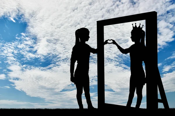 Silueta de una mujer narcisista con una corona en la cabeza y un gesto de la mano del corazón en reflejo en el espejo . —  Fotos de Stock