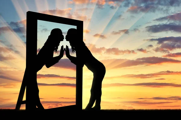 Mujer está besando su reflejo en el espejo —  Fotos de Stock