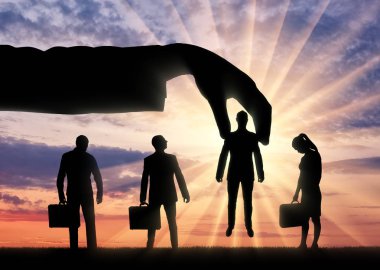 Bir grup insanın silueti, görev için adaylar. Patron bir adam seçti.