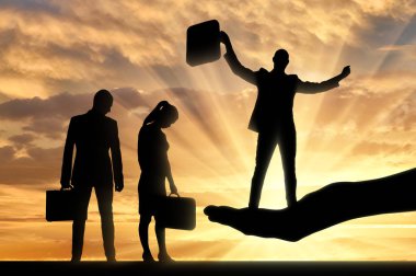 Patronun eli bir adam seçti ve üzgün bir adam ve kadın yakınlarda duruyor.