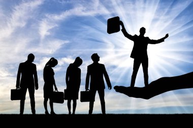 Potansiyel adaylardan oluşan üzgün bir kalabalık ve bu pozisyon için birini seçen patron eli.