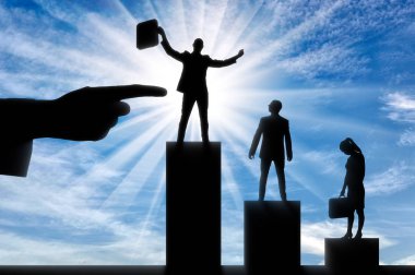 Parmak silueti, üzgün bir erkek ve kadının yanında sevinçli bir adamın siluetini işaret ediyor. İşe alma kavramı.