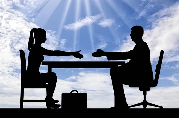 Aanwervingsproces. Silhouet van een man en een vrouw zitten aan een tafel — Stockfoto