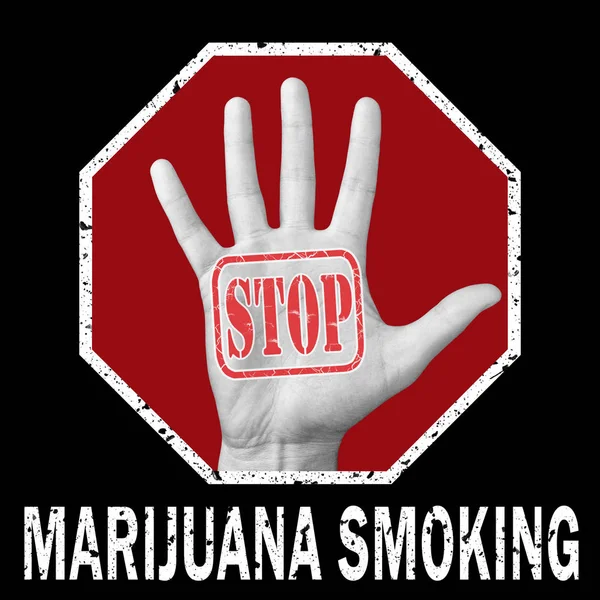 Ouvrez la main avec le texte arrêter de fumer de la marijuana. Problème social mondial — Photo