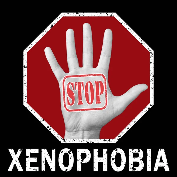 La mano aperta con il testo ferma la xenofobia. Problema sociale globale — Foto Stock