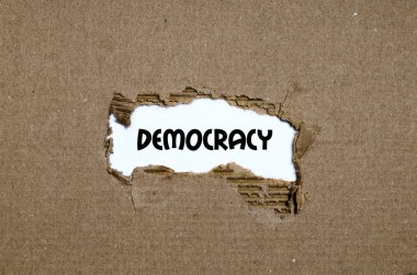 Yırtık kağıt görünen kelime demokrasi