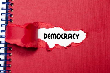 Yırtık kağıt görünen kelime demokrasi