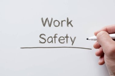 Beyaz tahta üzerinde yazılı iş güvenliği