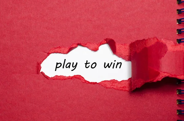 Игра слов, чтобы выиграть появляясь за рваной бумагой — стоковое фото