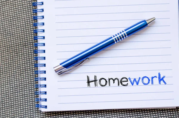 Koncepcja tekst pracę domową na notebooku — Zdjęcie stockowe